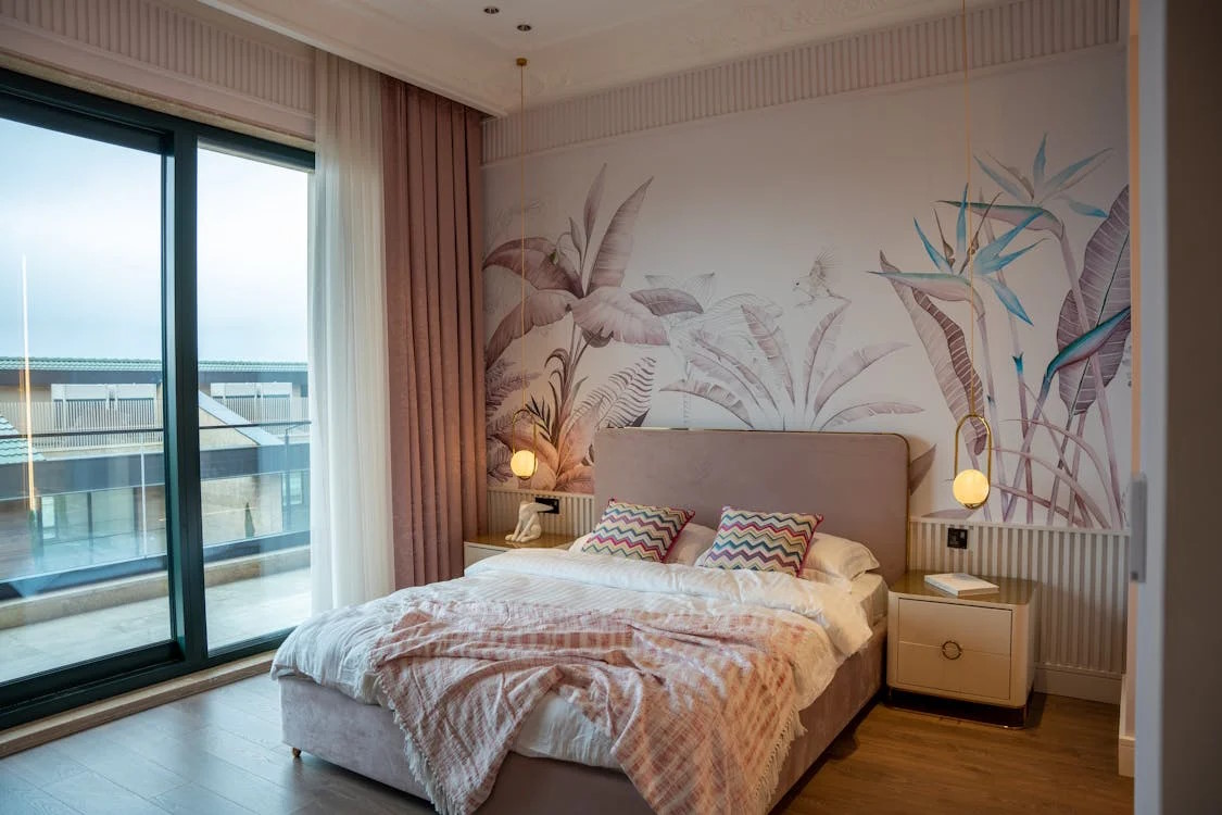 Contemporary Master Bedroom Design with Queen Bed